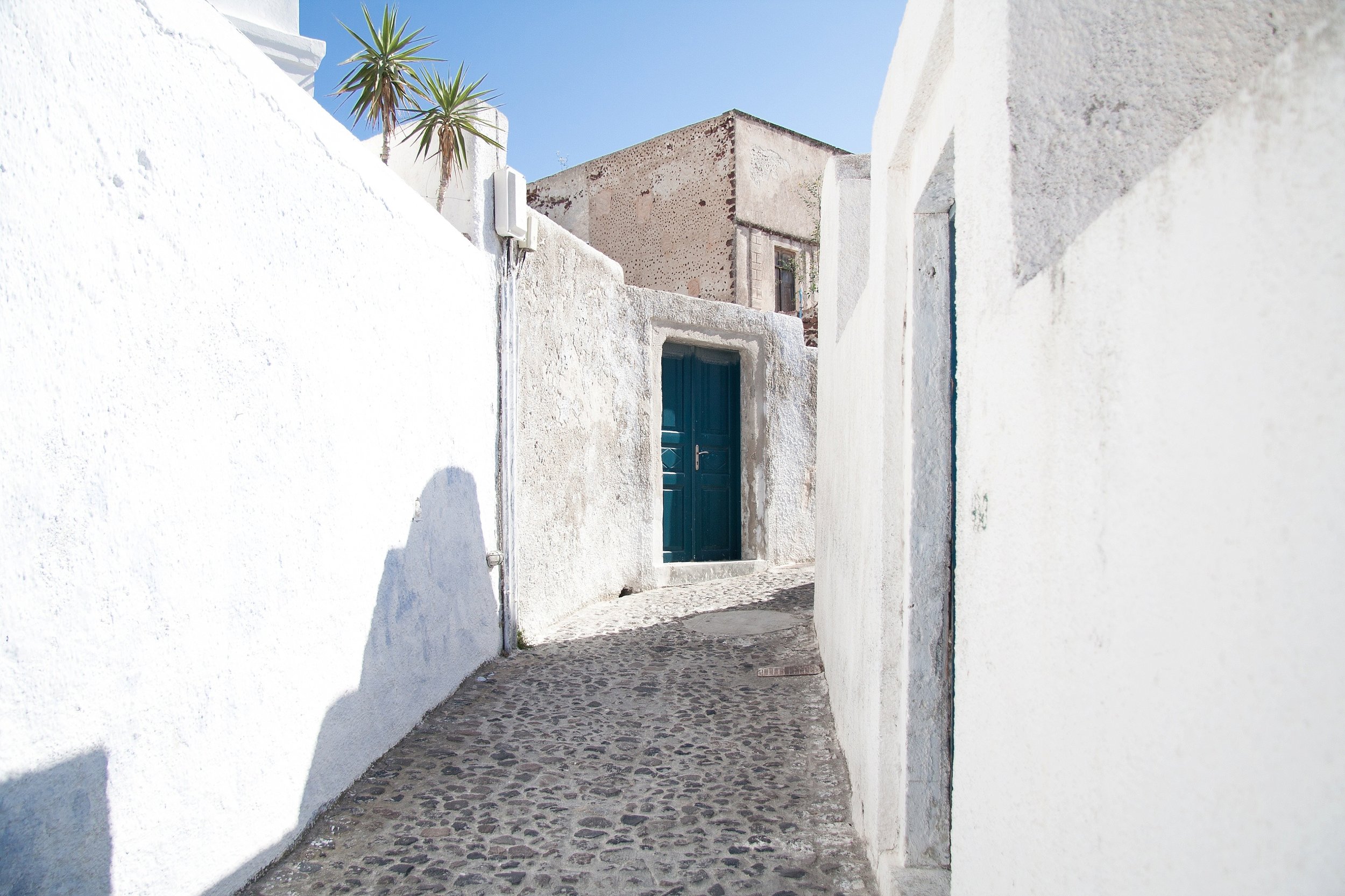  Walkways and doorways in Oia 