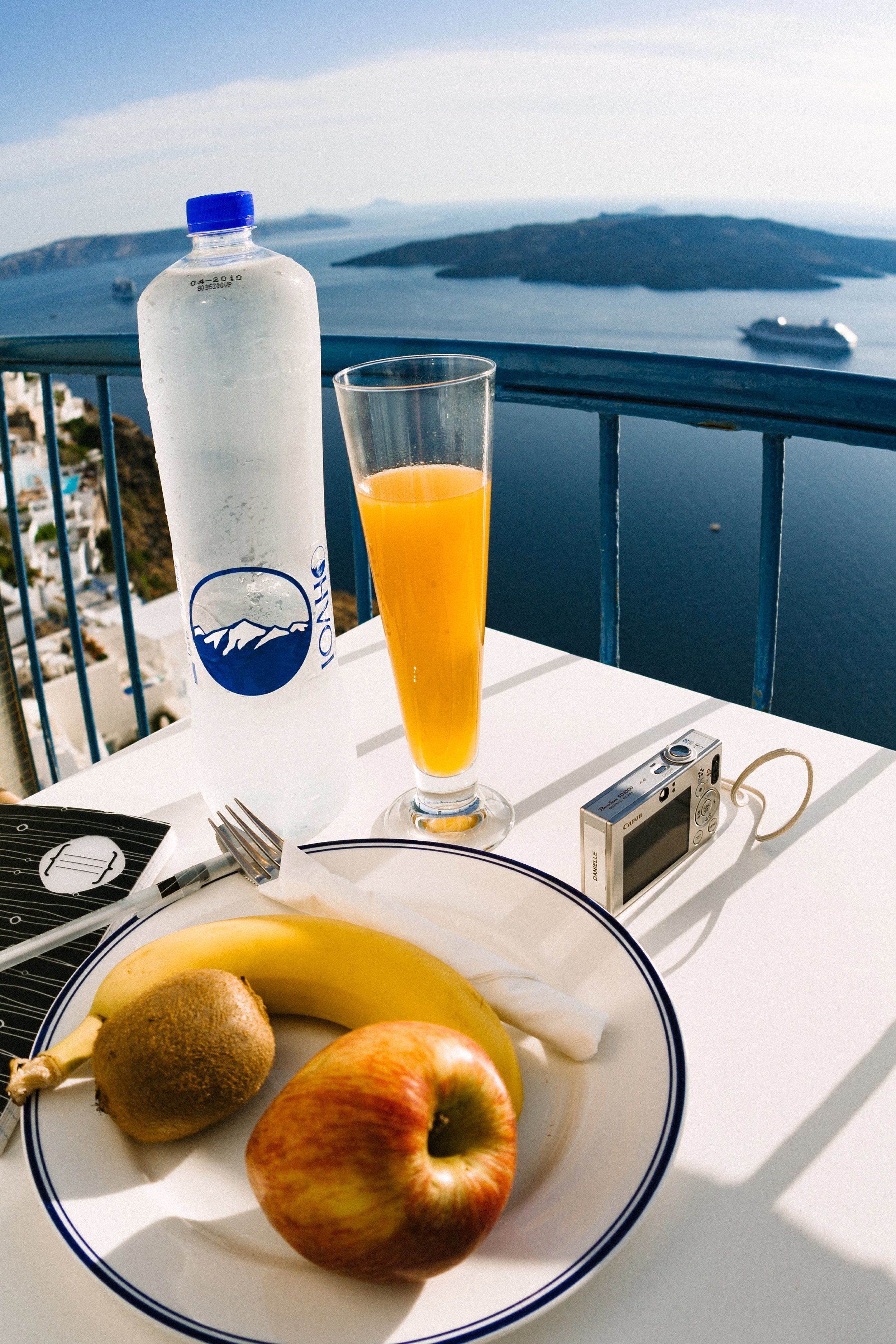  Breakfast over the caldera in Fira. 